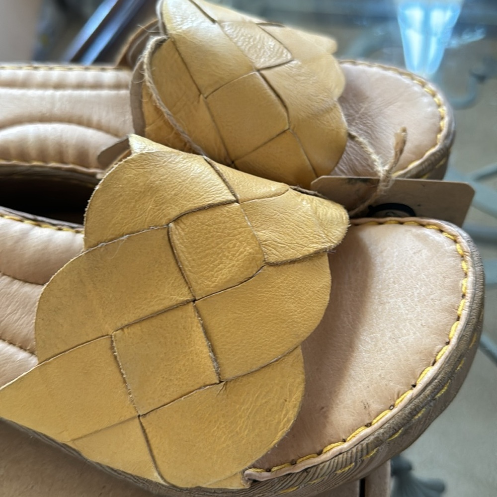 Born women’s sandals size 9 leather handcrafted color is yellow. Wooden heel - Picture 8 of 8